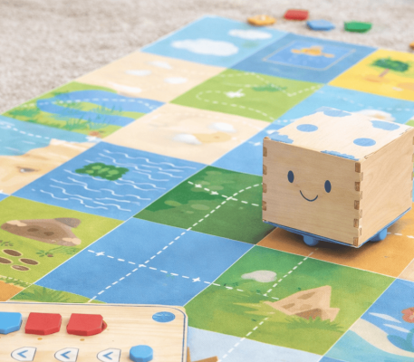 Programmēšana ar Cubetto robotiņu